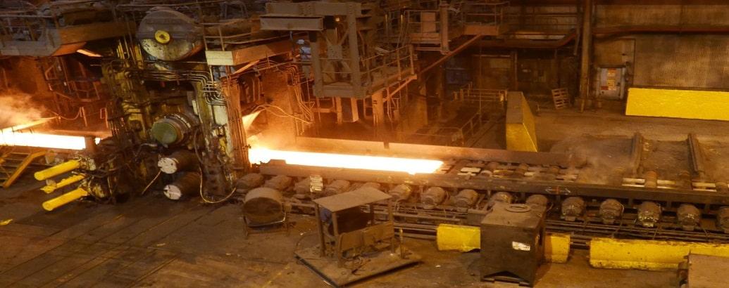 این تصویر نشان دهنده کارخانه ذوب آهن هست.