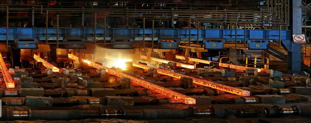 شمش فولادی در کارخانه ذوب آهن تهیه می شود.
