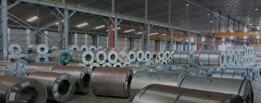 محصولات فولادی برای صادرات در تصویر نمایش داده شده است.