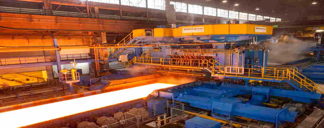 تولید فولاد در کارخانه نمایش داده شده است.