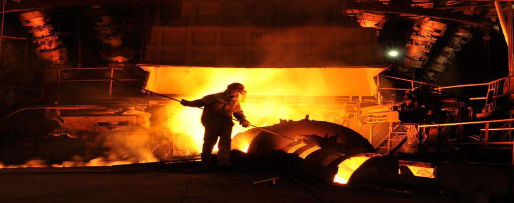 تولید فولاد در کارخانه به تصویر کشیده شده است.